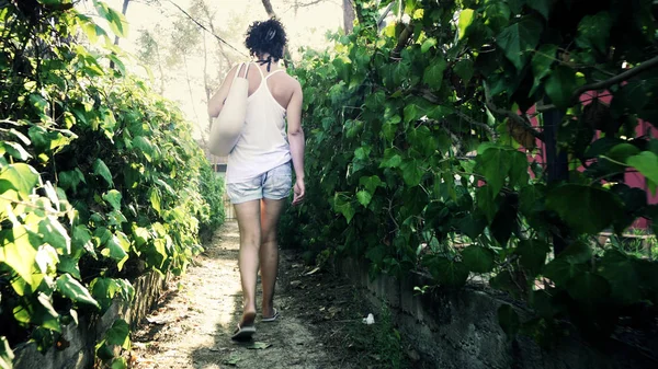 Vue Arrière Femme Chemise Pantoufles Marchant Vers Plage Sur Étroit — Photo