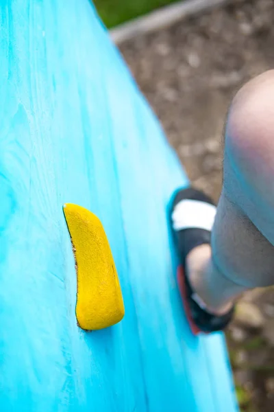 Fußkletterwand Für Jungen Mann — Stockfoto