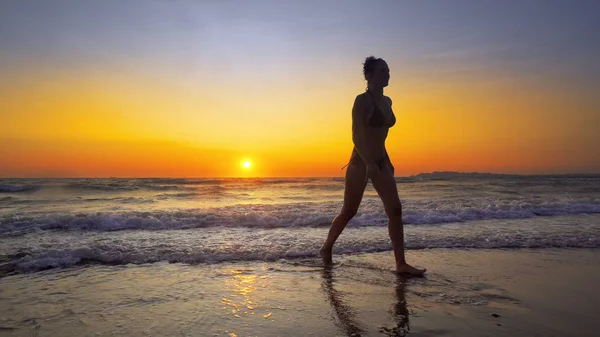 Mulher Correndo Água Fundo Por Sol Desfrutando Liberdade Durante Férias — Fotografia de Stock