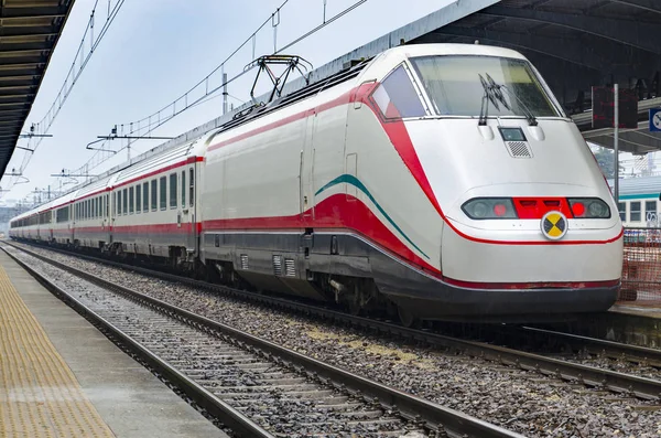 Treno Ferma Vicino Alla Stazione Dei Binari Italia — Foto Stock