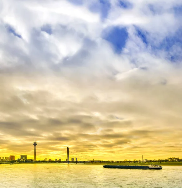 Farbenfroher Frühlingssonnenuntergang Rhein Düsseldorf Deutschland — Stockfoto