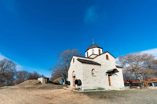 Iglesia Ortodoxa Macedonia Cima Montaña Contra Cielo Azul —  Fotos de Stock