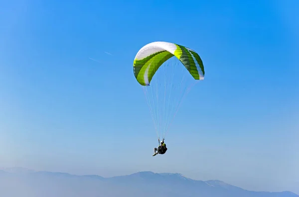 空気中バレー上空を飛行するパラグライダーのビュー — ストック写真