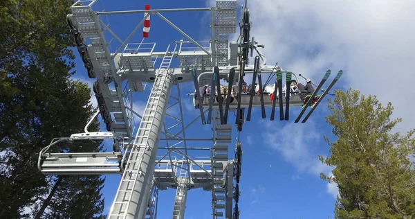 Bansko Bulgaria Circa Jan 2018 Skiers Riding Ropeway Mountains Sunny — Stock Photo, Image