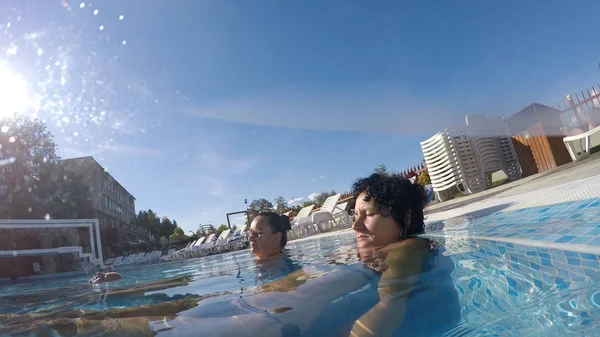 Jeunes Femmes Relaxant Dans Piscine Thermale Extérieure Pendant Journée — Photo