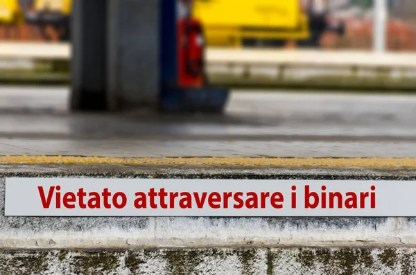 Señal Advertencia Italiano Vietato Attraversare Binari Mestre Train Station Venice — Foto de Stock