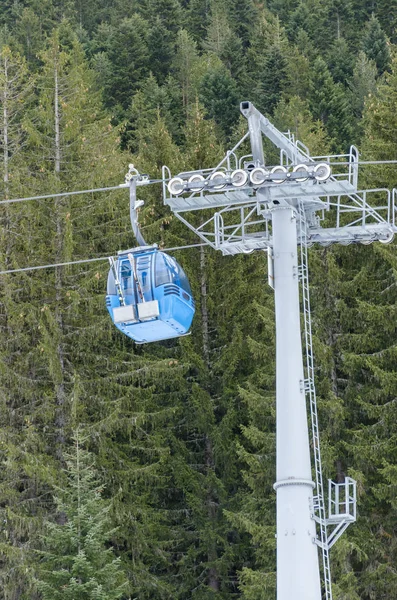 Blå Kabel Bil Lyft Vid Skidorten Bland Bergen Tallar — Stockfoto