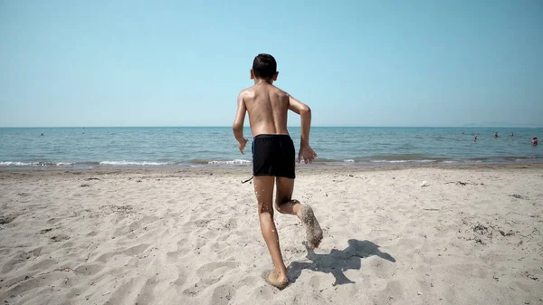 Ευτυχισμένο Αγόρι Πάρει Int Νερό Της Θάλασσας Μπροστινό Steadicam Κινηματογραφική — Φωτογραφία Αρχείου