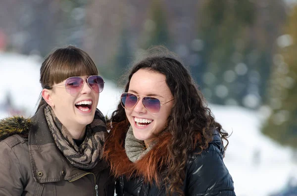 Gelukkige Liefdevolle Familie Twee Girl Plezier Lachen Besneeuwde Winter Buiten — Stockfoto