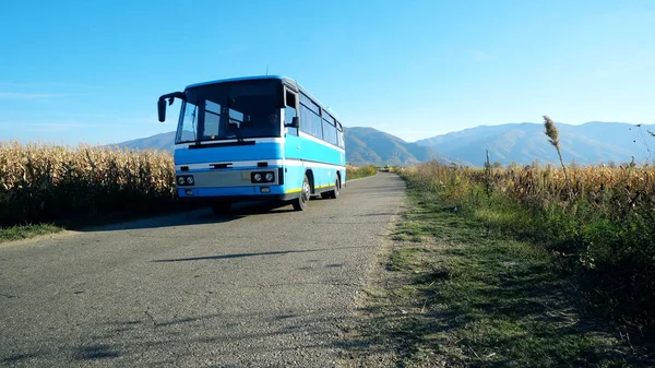 Vintage Van Bus Drive Pasando Por Camino Rural Rural —  Fotos de Stock