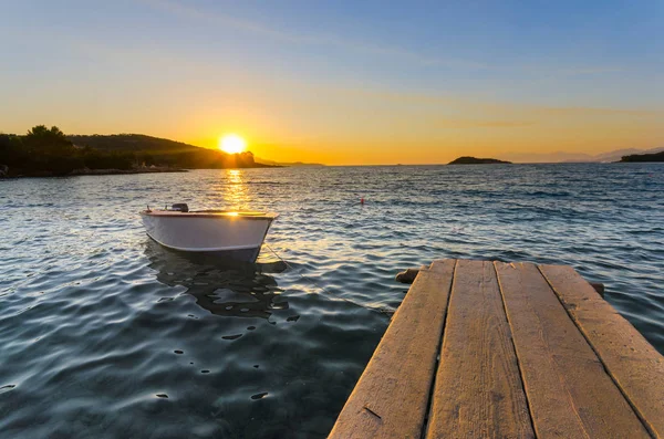 Barco Cais Pôr Sol Fundo Mar Montanhas — Fotografia de Stock