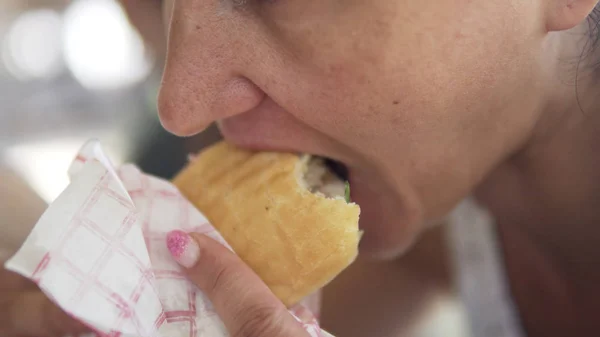 Vrouw Döner Kebab Eten Tijdens Lunch Fast Food Concept — Stockfoto