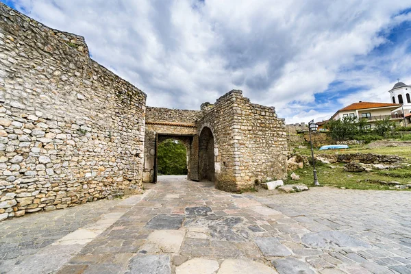 马其顿奥赫里德的沙皇古老堡垒废墟上的古门 — 图库照片