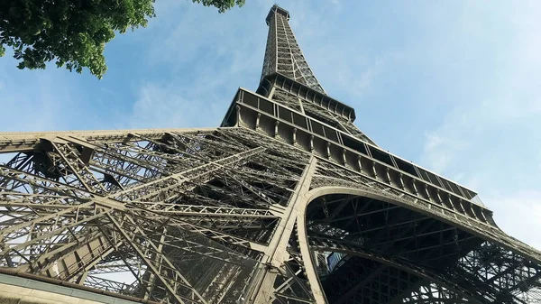 昼間でパリのエッフェル塔の素晴らしい映画のビュー — ストック写真