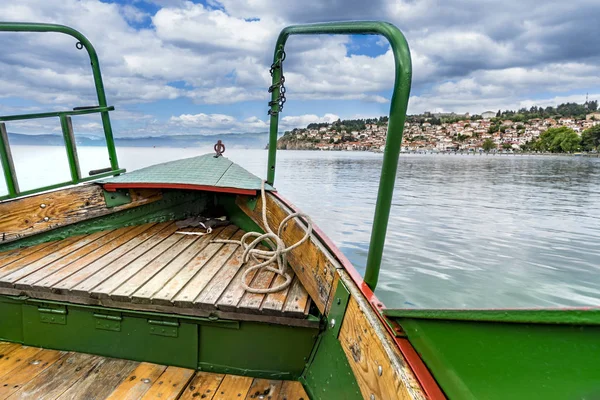 Lago Ohrid Barco Pesca Perspectiva Pessoal Com Vista Uma Cidade — Fotografia de Stock