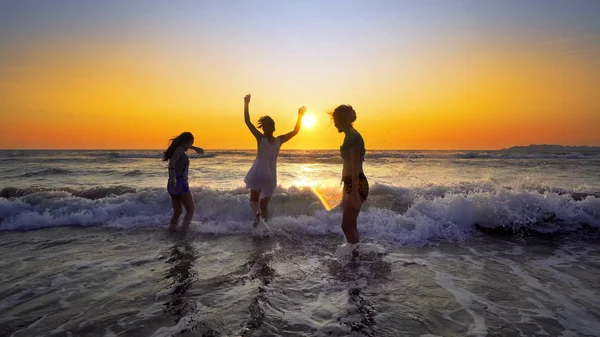 Group Happy Girls Having Fun Sea Waves Beach Sunset Background — Stock Photo, Image