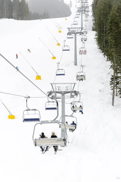 Sciatori Snowboarder Uno Skilift — Foto Stock
