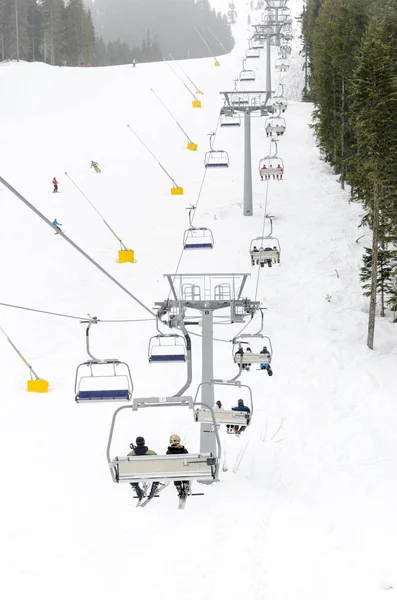 Kayakçı Snowboard Üzerinde Bir Teleferik — Stok fotoğraf