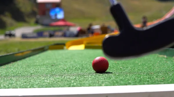 Vértes Játékos Játék Mini Golf Piros Labda — Stock Fotó