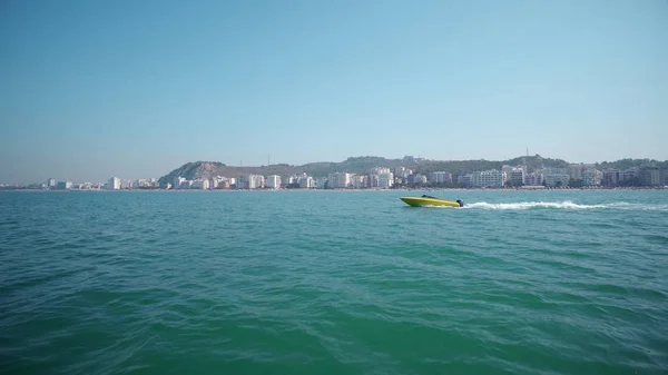 美しい青い海にヨットします モーター ボート 海岸の近くに移動する豪華ヨットのビュー — ストック写真