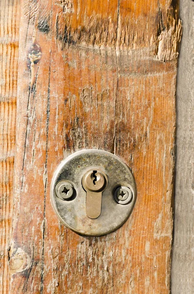 Nouvelle Serrure Clé Sur Vieille Porte Bois — Photo