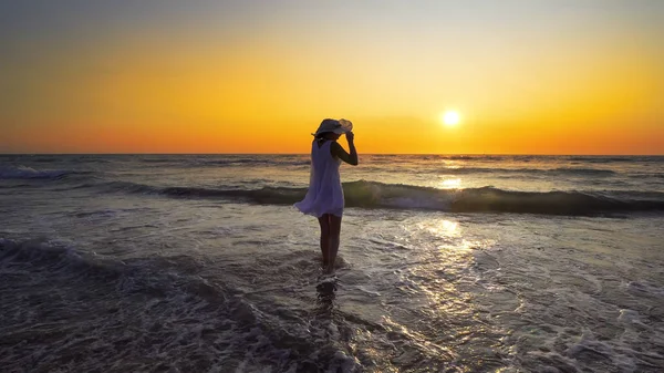 Woman White Dress Hat Standing Coastline Sunset Background — Stock Photo, Image