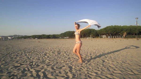 Hermosa Chica Playa Corriendo Sosteniendo Pieza Blanca Tela — Foto de Stock