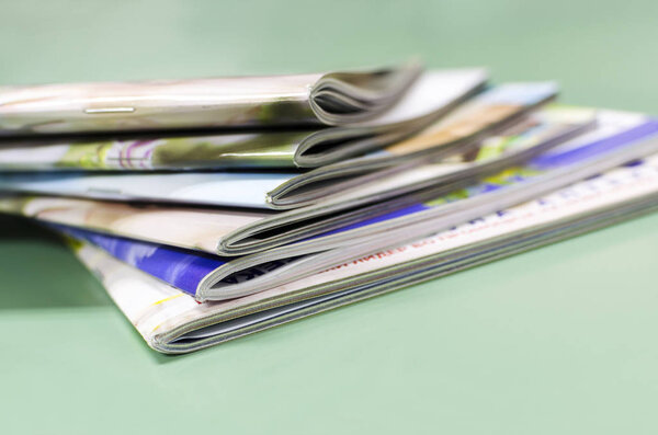 Пачка журналов, брошюр, печатная продукция
