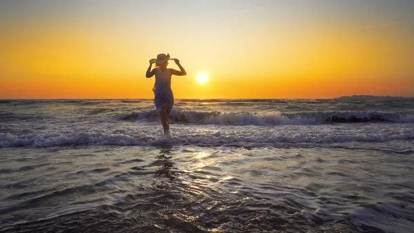 Mulher Vestido Branco Com Chapéu Desfrutando Praia Pôr Sol Fundo — Fotografia de Stock