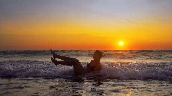 Mulher Desfrutando Férias Costa Pôr Sol Fundo — Fotografia de Stock