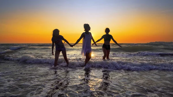 Gruppo Ragazze Felici Che Divertono Mare Onde Spiaggia Sullo Sfondo — Foto Stock