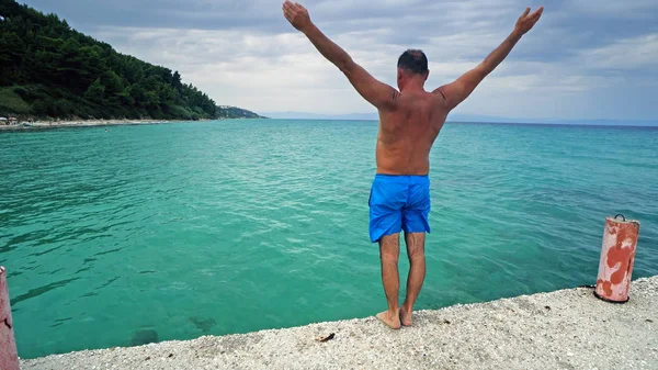 Hombre Atractivo Saltando Agua —  Fotos de Stock