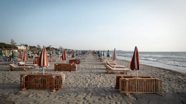 Empty Beach Folded Sun Loungers Umbrellas — Stock Photo, Image