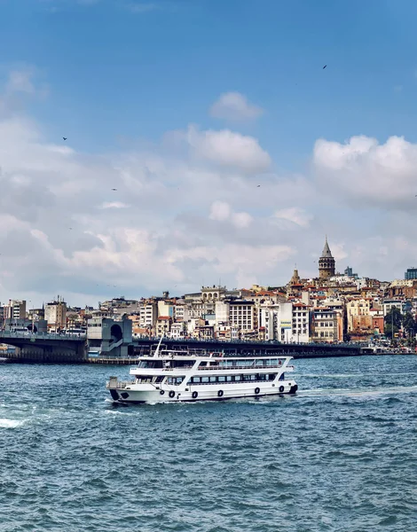Стамбул Лодка Галатского Моста Видом Галатскую Башню Золотой Рог Заднем — стоковое фото