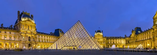 Paris France Mai 2017 Pyramide Illuminée Musée Louvre Entrée Principale — Photo