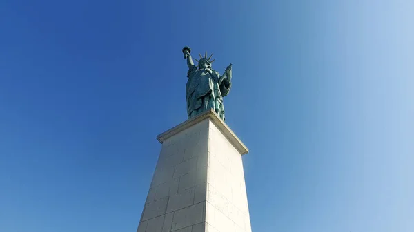 자유의 신상의 복사본입니다 근처에 부분에는 동상의 복사본이입니다 — 스톡 사진