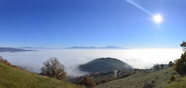 Panorama Delle Montagne Nebbiose Nella Giornata Sole Con Cielo Blu — Foto Stock
