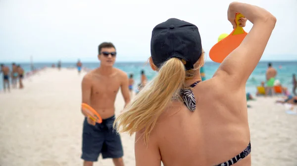 Jovem Casal Jogar Tênis Praia — Fotografia de Stock