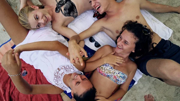 Vista Superior Del Grupo Amigos Acostados Playa Día Soleado —  Fotos de Stock