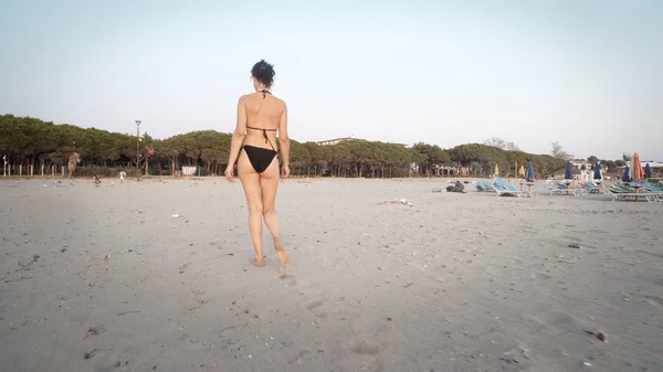 Bakifrån Kvinna Bikini Går Tom Beach — Stockfoto