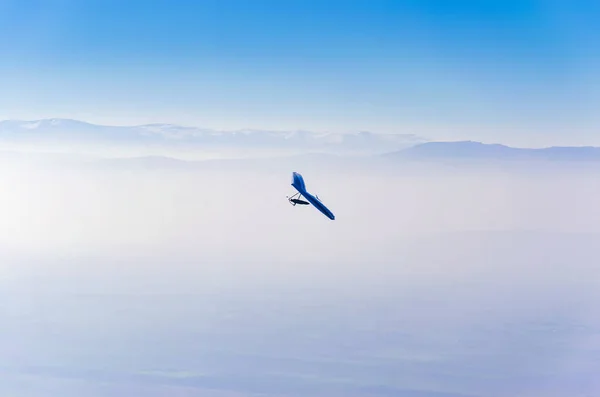 Planeador Colgante Volando Cerca Picos Montaña Brumosos — Foto de Stock