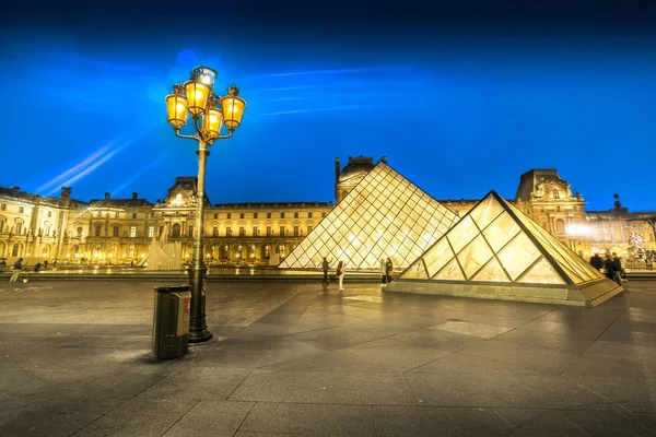 フランス 2017 2017 日パリでの夕暮れ時のルーヴル美術館 これはフランスの目的地表示以上 000 平方メートルの展示スペースの最も人気のある観光地の — ストック写真