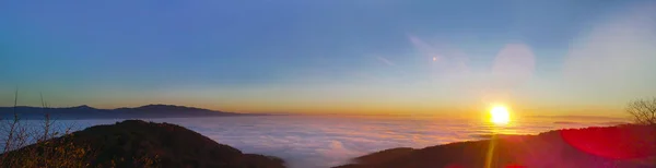 Panorama Van Hoge Berg Zonsondergang Met Vallei Bedekt Met Nevel — Stockfoto