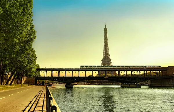Paris Franciaország Május 2017 Sunrise Háttér Ikonikus Eiffel Torony Képe — Stock Fotó