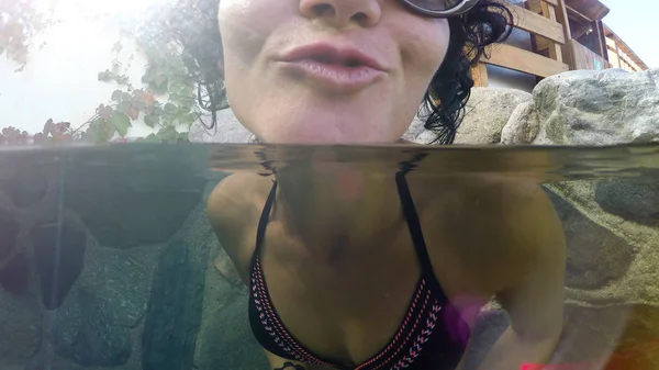 Brünette Frau Genießt Wasser Thermalbad Schwimmbad — Stockfoto