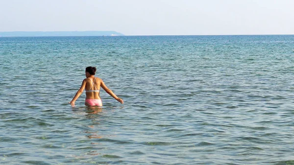 Ensam Ung Kvinna Leker Ensam Havet Grunt Vatten Stänk Med — Stockfoto