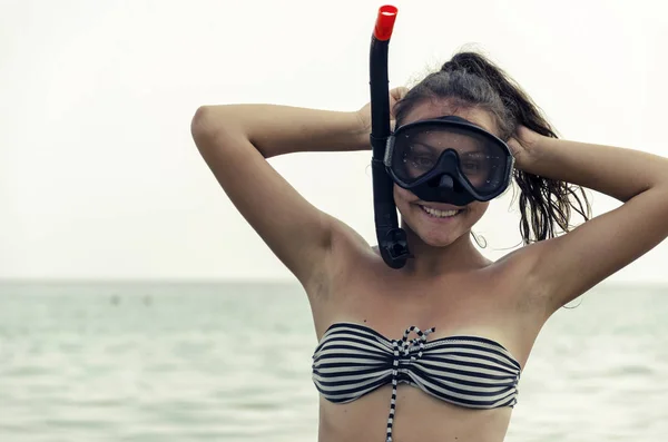 Όμορφο Κορίτσι Στην Παραλία Φορώντας Μια Μάσκα Καταδύσεων Και Χαμογελώντας — Φωτογραφία Αρχείου