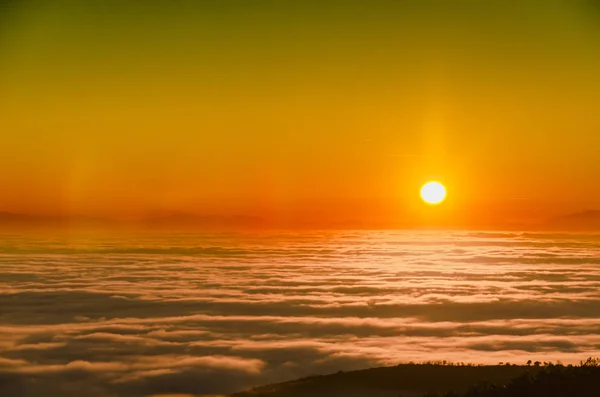 Luchtfoto Van Zonsondergang Een Zee Van Mist — Stockfoto