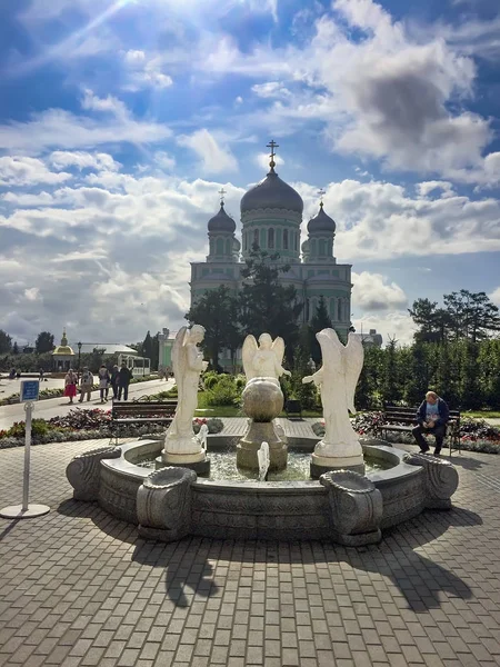 Diveevo Rusia Circa Abr 2016 Fuente Estatua Catedral Santísima Trinidad — Foto de Stock