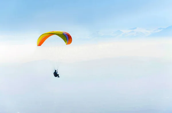 喜马拉雅山背景下的滑翔伞白天 — 图库照片